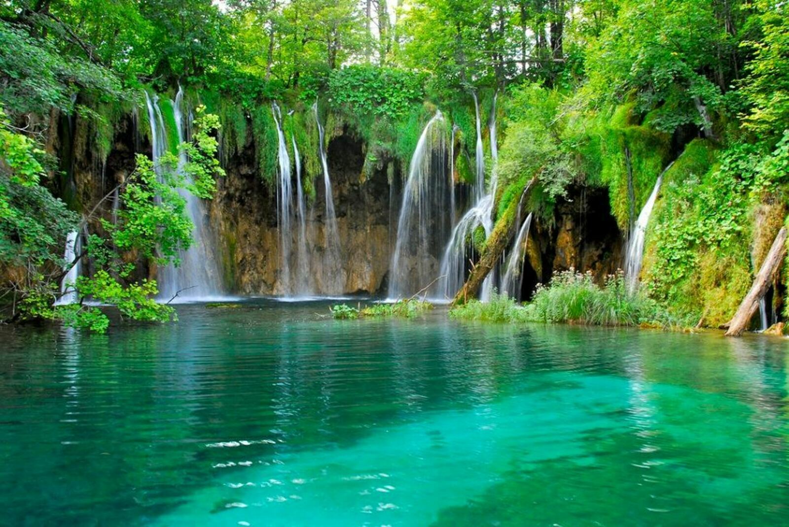 Список красивых мест. Плитвицкие озёра Хорватия. Плитвицкое озеро Хорватия. Плитвицкие озера - крупнейший национальный парк Хорватии. Plitvice Lakes National Park Хорватия.