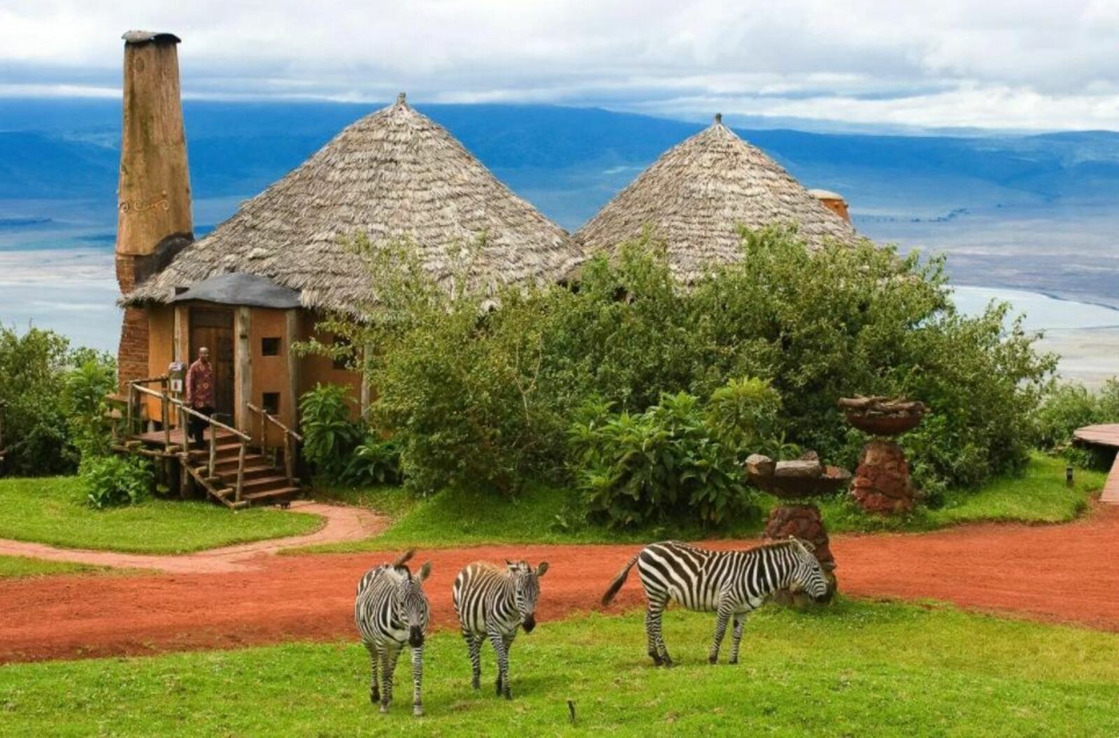 Красивая страна африки. Танзания Занзибар. Парк Нгоронгоро в Танзании. Ngorongoro Crater Lodge Танзания. Сафари Лодж Танзания.