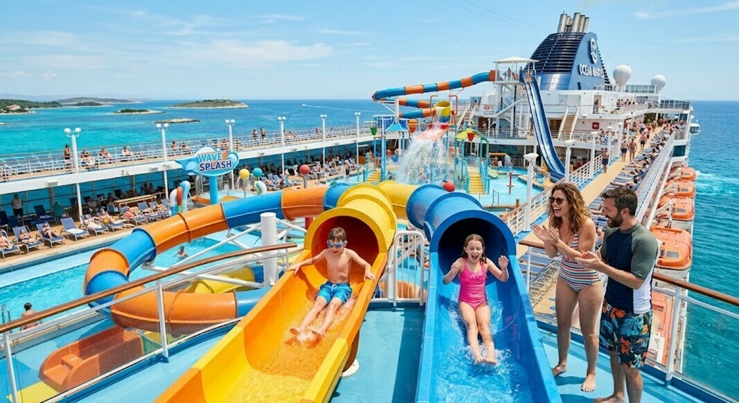 Деца и родители, наслаждаващи се на аквапаркове и атракции на борда на круизен кораб