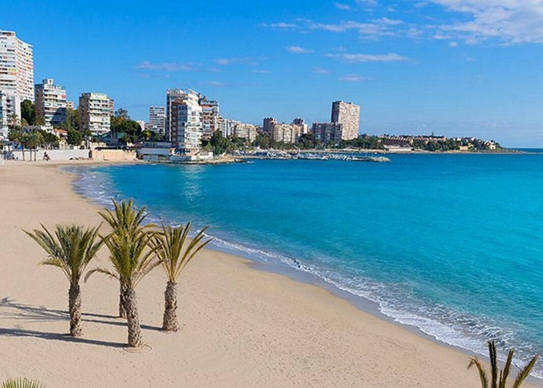 Playa del Postiguet beach in Alicante at the foot of Santa B&aacute;rbara Castle