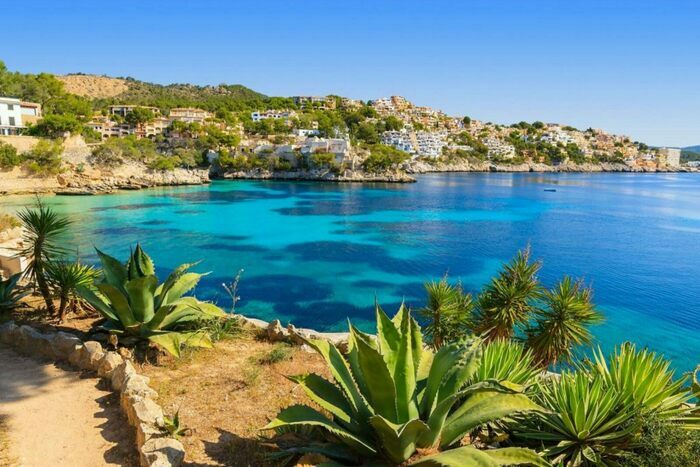 Golf cu apă turcoaz &icirc;n Mallorca